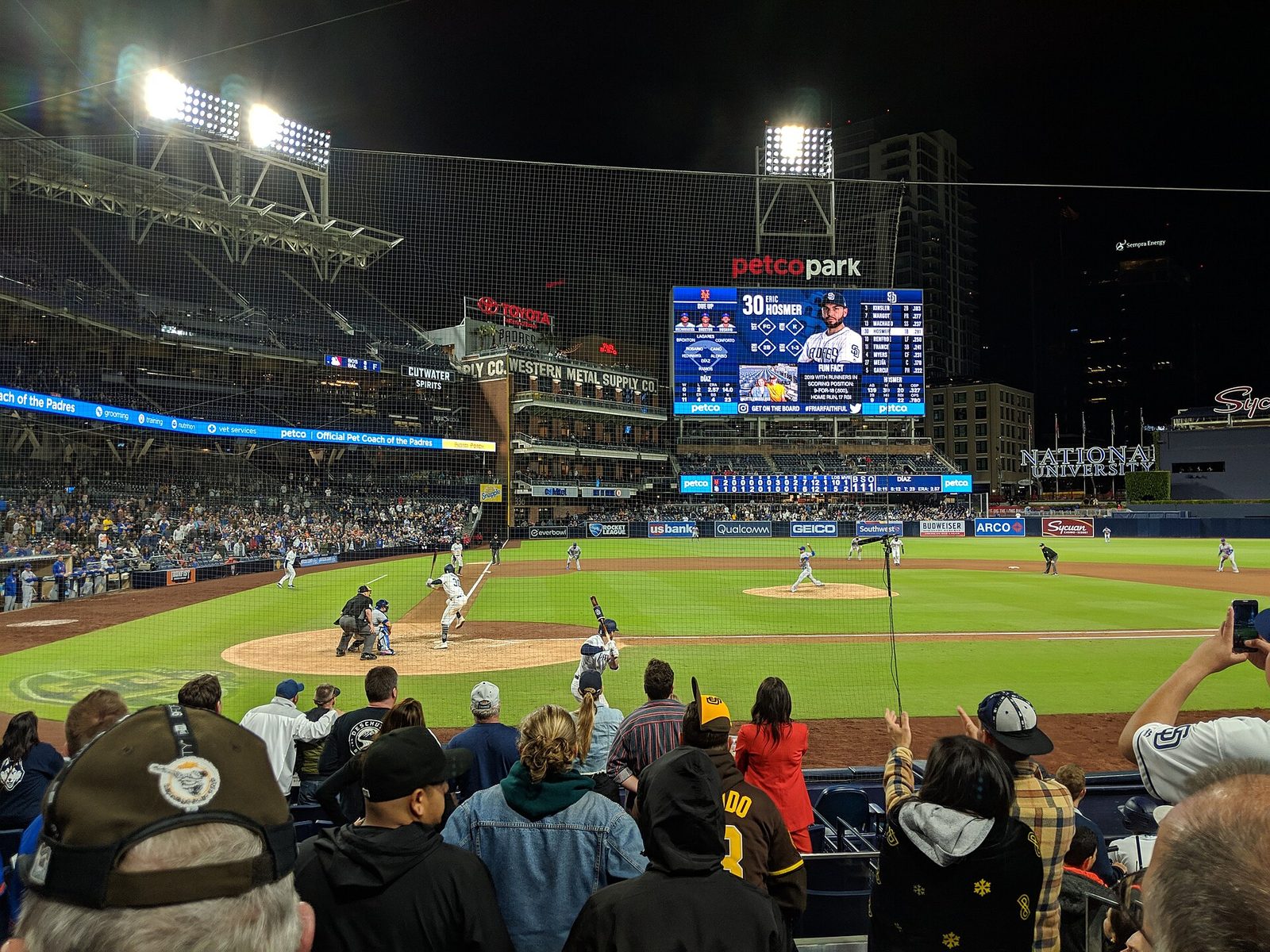 King slams the door and the Padres stay alive: 4-3 over the Brewers in Game 3